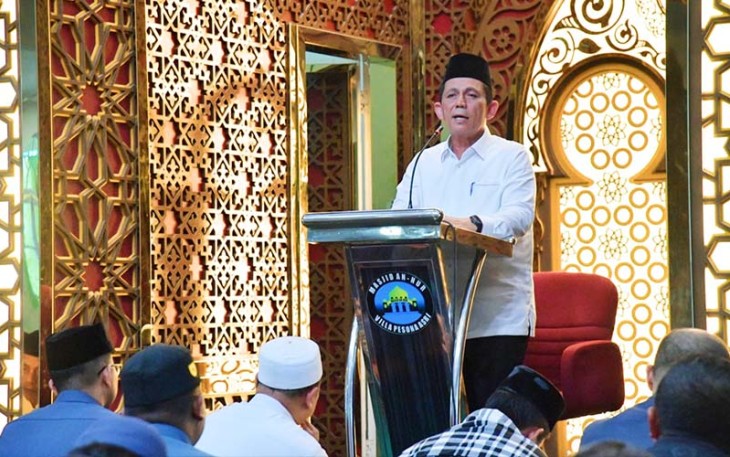 Gubernur Kepulauan Riau H. Ansar Ahmad saat Jadi Khotib Jumat di Masjid An Nur Batam.