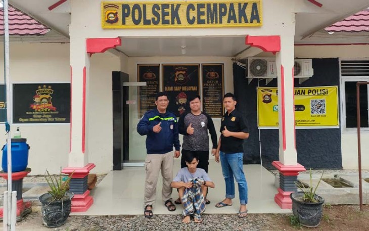 Tersangka (jongkok diborgol) saat diamankan