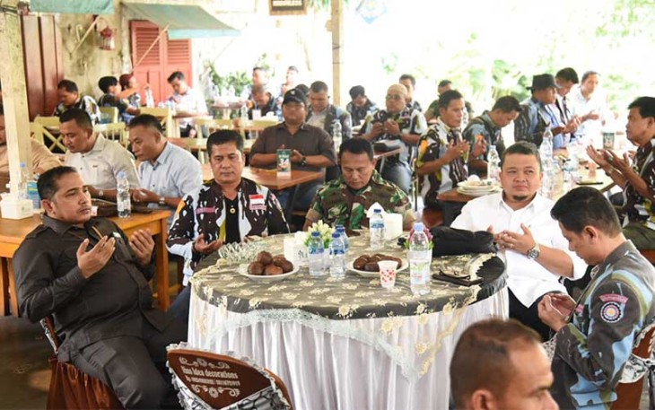 Bupati Tapanuli Selatan (Tapsel) H Dolly Pasaribu menghadiri acara Halal Bi Halal yang bertemakan “Meneladani Akhlak Rasulullah SAW Dalam Menjaga Silaturahmi Meningkatkan Kebersamaan” yang diadakan oleh Ikatan Pemuda Karya (IPK) Kabupaten Tapanuli Selatan di Cafe D'raz, Jalan Kenanga, Kota Padang Sidempuan, Rabu (3/5).