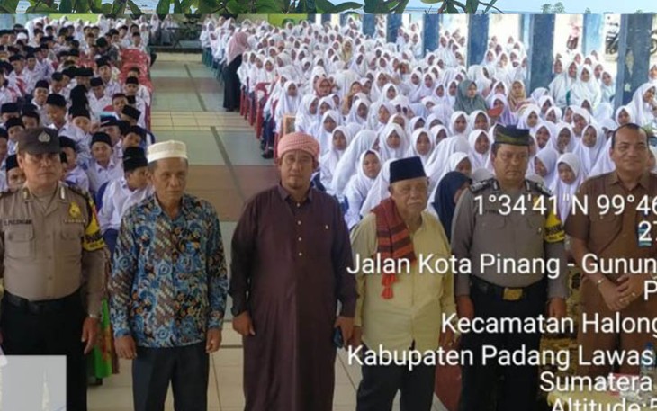 Bhabinkamtibmas Polsek Padang Bolak, Bripka Adam Pohan, menghadiri kegiatan Pekan Perkenalan di Pondok Pesantren (Ponpes) Darul Ulum Pemadu, Senin (7/8/2023) pagi.