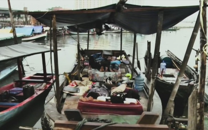 Warga Pasar Ikan Luar Batang bertahan hidup di atas perahu (Youtube: BeritaSatu)