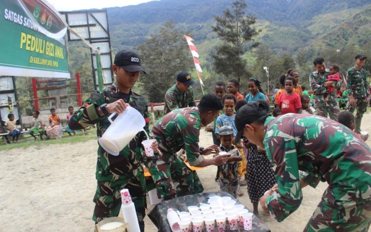 Satgas Yonif Mekanis 203/AK saat minum susu bersama Anak-anak di Lanny Jaya