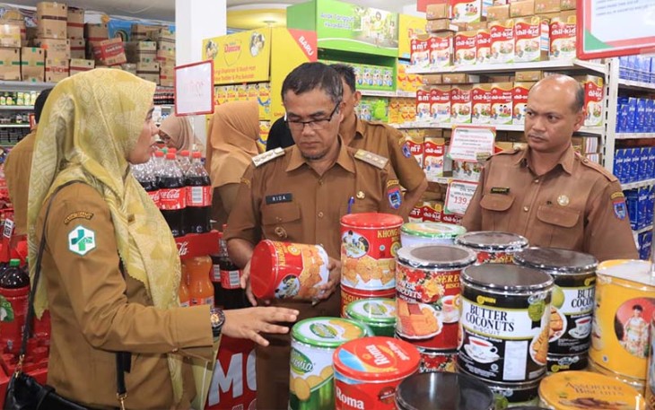  Pj. Wali Kota Payakumbuh bersama Loka POM, Dinas Kesehatan dan Dinas Ketahanan Pangan, sidak ke beberapa tempat perbelanjaan di Kota Payakumbuh.