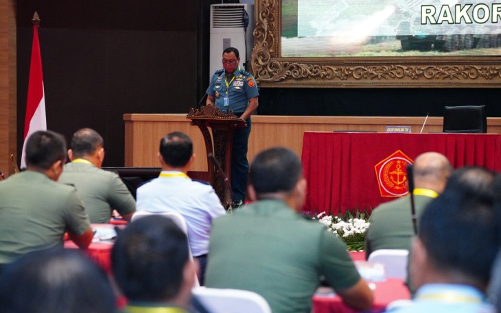 Aslog Panglima TNI Laksma TNI  Budi Sulistyo, M.Tr. Opsla., CHRMP. saat membacakan amanat Kasum TNI pada pembukaan Rakorlog TNI Tahun 2024, bertempat di Aula Gatot Soebroto Mabes TNI, Cilangkap, Jakarta Timur, Kamis (14/3/2024)