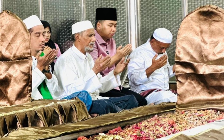 Gus Fawait Tawasul ke Makam Habib Sholeh Tanggul
