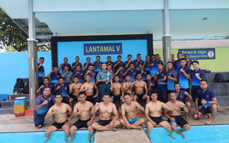 Pangkalan Utama TNI AL (Lantamal) V menggelar lomba renang yang dihadiri langsung oleh Komandan Satuan Kapal Patroli (Dansatrol) Lantamal V Letkol Laut (P) Edy Satyawan, S. E., di Kolam Renang Jala Tirta DBAL Ujung Surabaya, Kamis (18/01/2024)