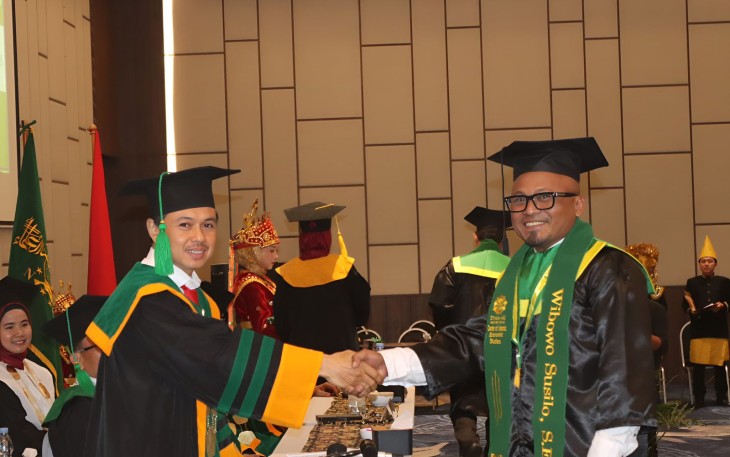 Salah satu peserta wisuda, Wibowo Susilo, SE., saat diwisuda, di Mercure Hotel Bengkulu, Kamis (26/12/2024).