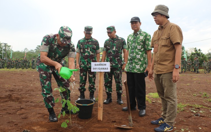 Danrem 041/Gamas Brigjen TNI Rachmad Zulkarnaen beserta para pejabat jajaran Korem 041/Gamas menanam pohon jenis Trambesi jelang HUT ke-78 Korem 041/Gamas yang dilaksanakan di Jl Lubuk Sini Kec. Karang Tinggi Kab. Bengkulu Tengah tepatnya di Asrama Denzipur 14/GB, Kamis (22/2/2024)