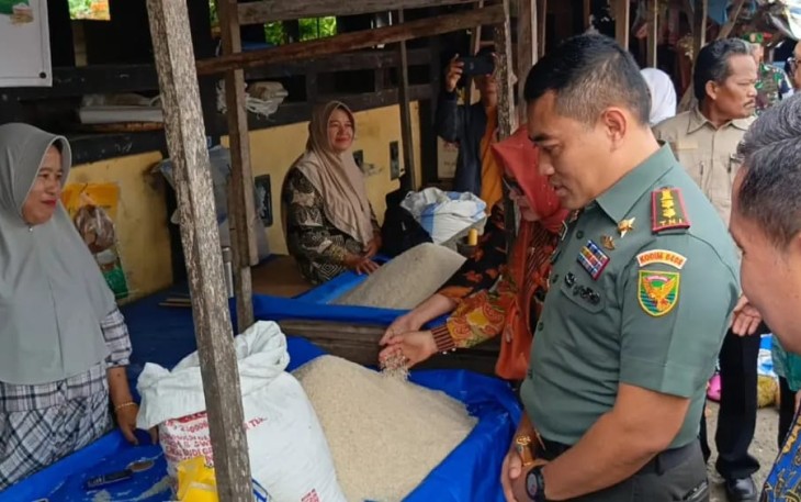 Letkol Czi Bambang Santoso, SH., M.SDS saat  melakukan Operasi Pasar di beberapa lokasi di wilayah Jajaran Kodim 0408/BS-K, Kamis (29/2/2024). 