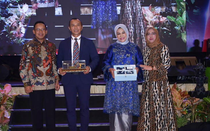 Komandan Lantamal VI (Danlantamal VI) Laksamana Pertama TNI Ivan Gatot Prijanto, S.E., M.Tr.Opsla., Beserta Ibu Ketua Korcab VI Daerah Jalasenastri Armada II (DJA II) Ny. Silvia Ivan Gatot, Menghadiri Malam Pisah Sambut Pangdam XIV Hasanuddin, yang bertempat di Hotel Claro Makassar, Rabu (04/01/2024)