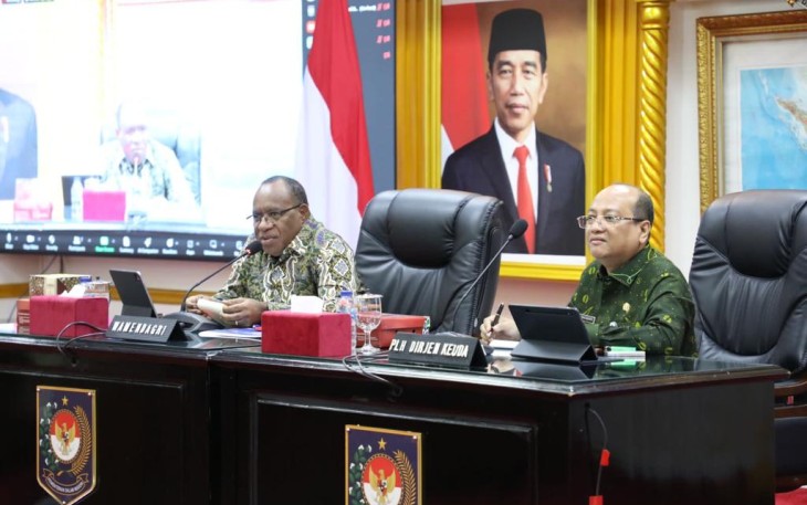 Wamendagri John Wempi Wetipo saat memimpin rapat di Ruang Sidang Utama (RSU) Kantor Pusat Kemendagri, Jakarta, Kamis (11/1/2024).