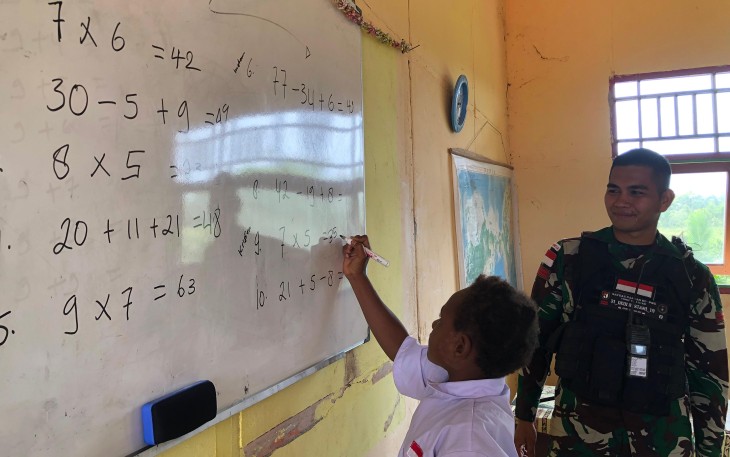 Satgas Pamtas Statis RI-PNG Yonif 111/KB yang bertugas pengamanan Wilayah Perbatasan dibawah Kolakops Korem 174/Anim Ti Waninggap melaksanakan Binter dalam rangka membantu dan mengatasi kesulitan masyarakat yang salah satunya Program pendidikan Kampung Pancasila, Kamis (01/02/2024)