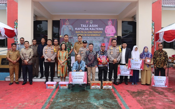  Kapolda Kalimantan Tengah Irjen Pol Drs. Djoko Poerwanto, dan Ketua Bhayangkari Daerah Kalteng Ny. Irna Djoko Poerwanto memberikan tali asih berupa bantuan sembako kepada masyarakat, purnawirawan, warakawuri, dan penyandang disabilitas, di Kabupaten Barito Selatan