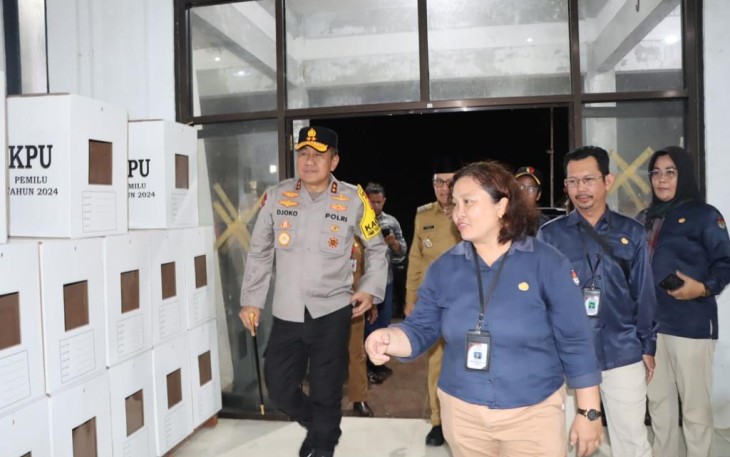 Kapolda Kalimantan Tengah (Bartim) Irjen Pol Drs Djoko Poerwanto melaksanakan pengecekan keamanan gudang logistik Komisi Pemilihan Umum Daerah (KPUD) Bartim, Jl. Ahmad Yani, Tamianglayang, Selasa (16/1/2024) 