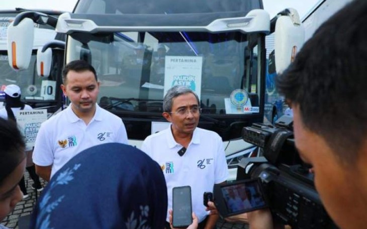 Direktur Penunjang Bisnis PT Pertamina (Persero), Erry Widiastono didampingi Vice President Corporate Communication Pertamina Fadjar Djoko Santoso menyapa para peserta mudik bersama BUMN 2024, Menteri Erick Thohir memberikan sambutan dalam acara pelepasan peserta mudik asyik bersama BUMN 2024 yang diselenngarakan di Silanng Monas, Jakarta, Jumat, (5/4)