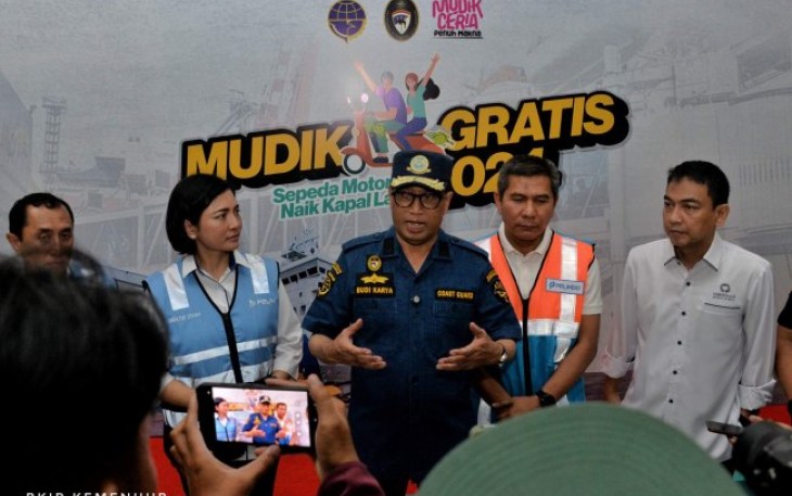 Menhub Budi Karya Sumadi memberikan keterangan pers dalam mudik gratis di Jakarta 