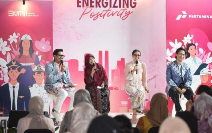 Narasumber berbincang bersama saat acara Talkshow “Embracing Challenges” Energizing Positivity yang merupakan kegiatan peringatan hari kartini dan diselenggarakan di Lobby Fastron, Gedung Grha Pertamina, Jakarta pada Jumat (26/4/2024).