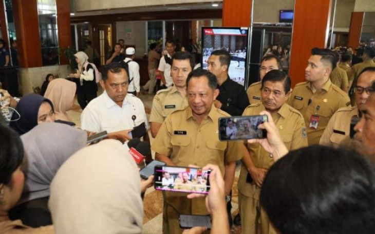 Mendagri Tito Karnavian saat memberikan keterangan pers di Jakarta, Senin (18/11)