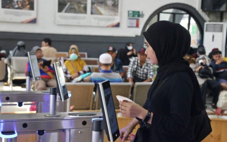 Penggunaan face reconigtion bagi penumpang KA di Stasiun Pasar Senen, Jakarta 