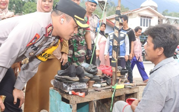 Kapolres Tapanuli Selatan (Tapsel), AKBP Yasir Ahmadi, SIK, MH, sengaja menyambangi tukang sol sepatu, untuk melakukan perbincangan ringan