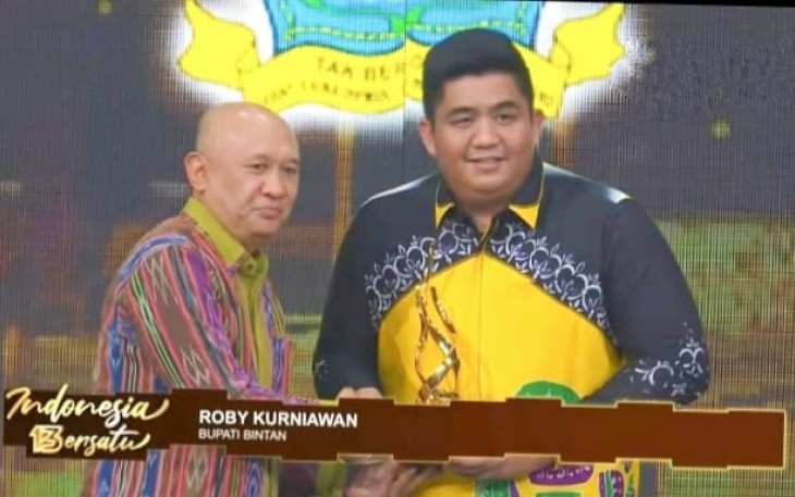 Penghargaan diterima Roby saat menghadiri Malam Puncak HUT ke 13 Kompas TV dengan tema Indonesia Bersatu, Rabu malam (11/09) di The Tribrata Darmawangsa Jakarta.