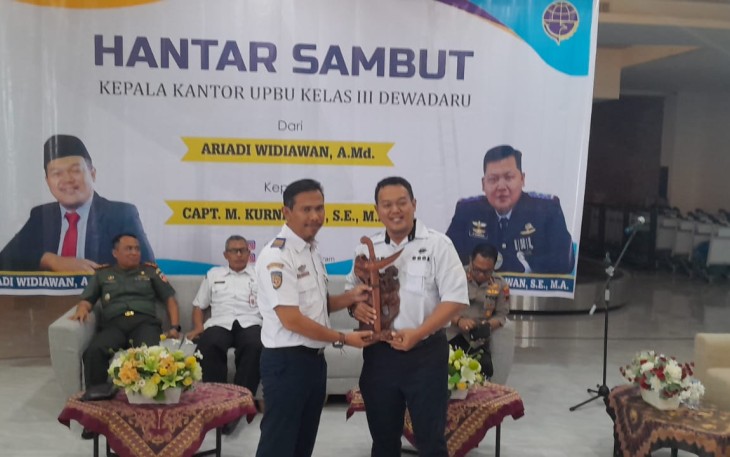 Ariadi Widiawan menerima cindera mata dalam acara hantar sambut kepala kantor UPBU Kelas III Dewadaru Jawa Tengah di aula Bandara Ngloram  Cepu.