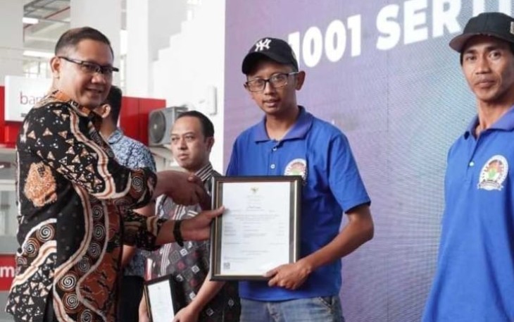Pj. Wali Kota Batu saat Bagikan 1001 Sertifikat Halal Gratis Pedagang dan UMKM 