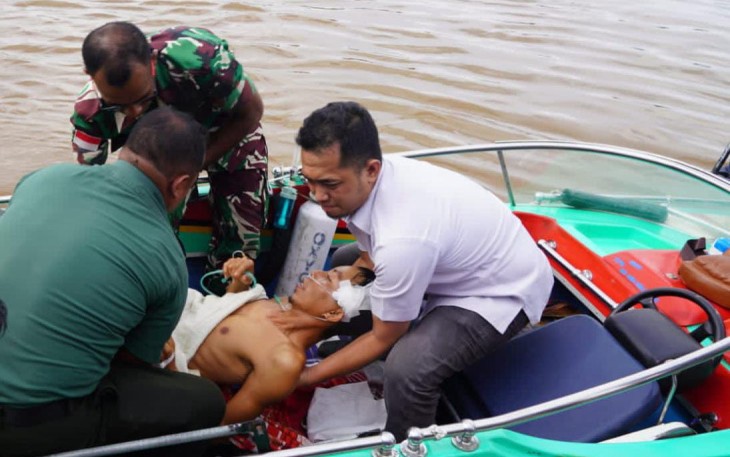 Prajurit TNI Bantu Evakuasi Korban Kecelakaan Kerja 
