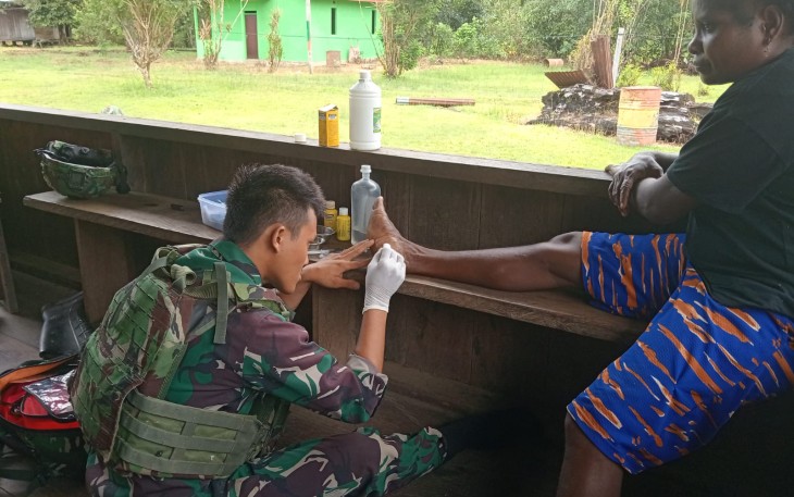 Pos Meyerga Satgas Pamtas RI-PNG Kewilayahan Papua Barat melaksanakan perbantuan terhadap salah satu warga yang mengalami luka dan infeksi bagian kaki disebabkan oleh tertusuk paku seng di sekitaran rumah warga di Kampung Meyohda, Distrik Mosbar, Kabupaten Teluk Bintuni, Provinsi Papua Barat, Sabtu (21/9/2024)