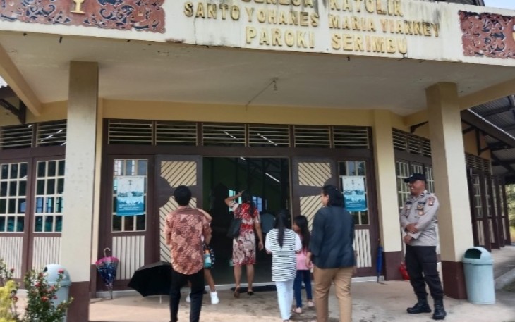 Polsek Air Besar Dalam Pengamanan Ibadah Minggu