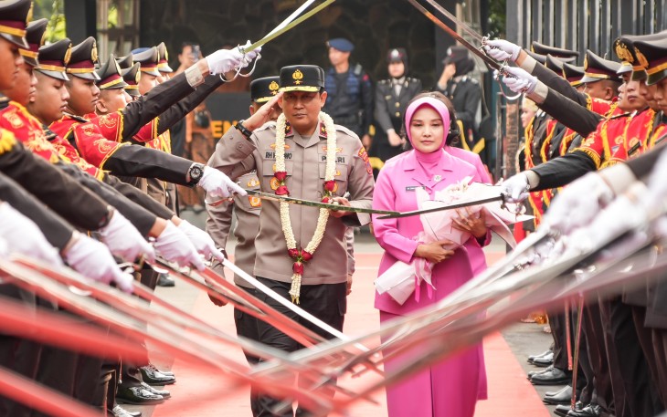 Tradisi Pedang Pora Warnai Penyambutan Kapolda Jateng