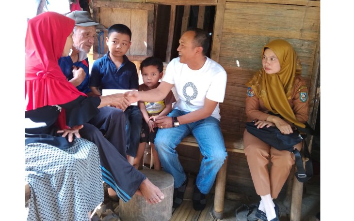 Ketua DPRD Kepahiang Windra Purnawan, SP datang menjenguk sekaligus memberi bantuan untuk keluarga Dahlan pada, Senin (26/2/2024)