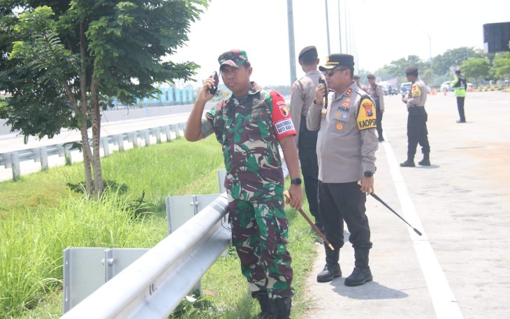 Komandan Kodim (Dandim) 0805/Ngawi Letkol Arm Didik Kurniawan,S.I.P., memimpin pelaksanaan pengamanan rute dalam rangka kunjungan kerja Presiden RI Ir. Joko Widodo, yang melintasi wilayah Kabupaten Ngawi, Jawa Timur menuju Jawa Tengah, Jum'at (08/03/2024)