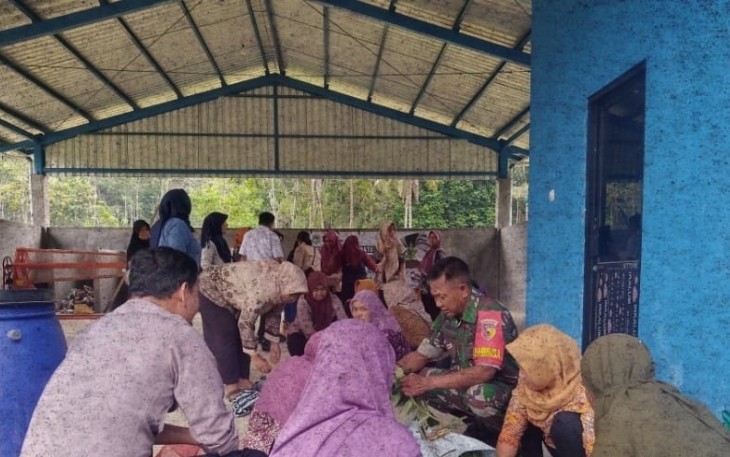 Babinsa Koramil 0801/11 Donorojo saat Praktik Pembuatan Pupuk Kompos.