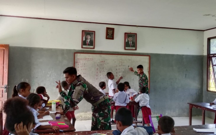  Pos Ujung Karang Satgas Yonif 122/TS ternyata mampu membuat generasi muda perbatasan riang bergembira sembari belajar di SD YPK PIKERE Itulah salah satu pengabdian personel Satgas yang diperbantukan mengajar murid SD YPK PIKERE, Distrik Pikere, Kab. Keerom, Papua, Kamis (01-02-2024)