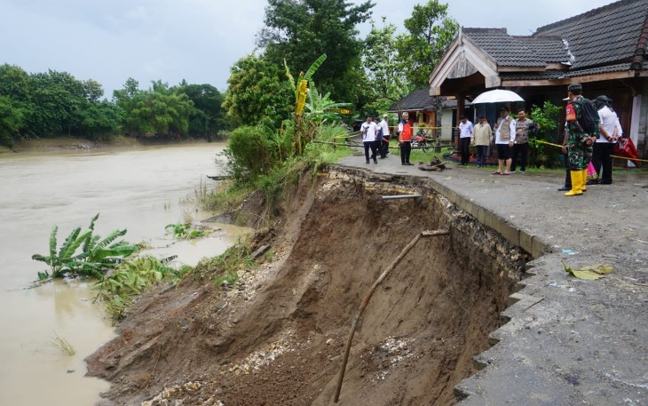 Bupati Blora Arief Rohman di dampingi dinas terkait meninjau jalan longsor di Desa Gadon dan Panolan akibat tergerus arus Sungai Bengawan Solo
