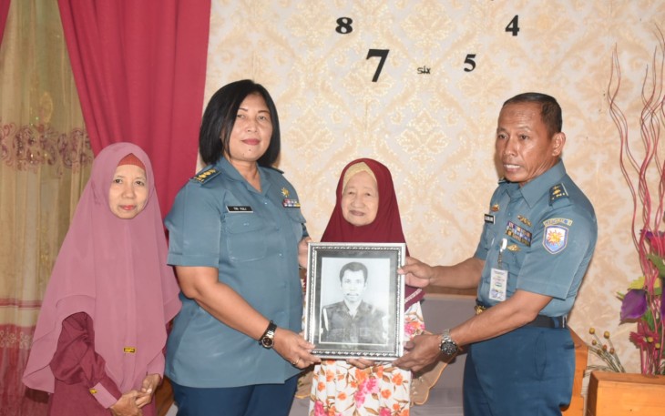 Paban Spers Letkol Laut (KH/W) Tri Yuli P. Karyanti, S. Pd., M.A.P.. mengunjungi kediaman Ibu Sumariah Istri dari Almarhum Peltu (Purn) Nyoman Tjang, Ibu Indarwati Istri dari Almarhum Pelda (Purn) Andrian, dan Ibu Siti Hamzah Istri dari Almarhum Serka (Purn) Moh. Saleh ABK KRI Macan Tutul-650 yang menjadi pelaku sejarah pertempuran Laut Aru di Laut Arafuru pada tanggal 15 Januari 1962