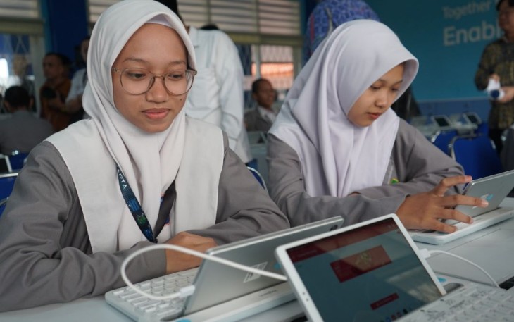 Ilustrasi siswi madrasah aliyah
