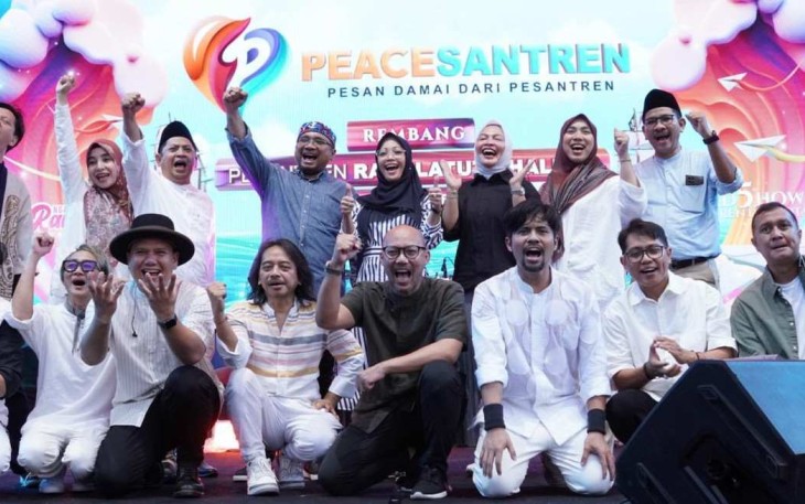 Menag Yaqut Cholil Qoumas pada sesi foto bersama Grup Band Gigi dan Padi Reborn saat PeaceSantren di Rembang