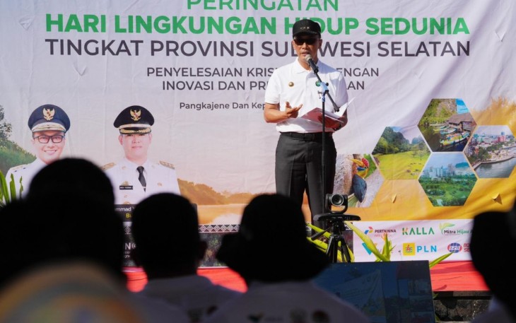 Pj Gubernur Sulsel Prof Zudan Arif Fakrulloh saat memberikan sambutan dalam peringatan Hari Lingkungan Hidup se-Dunia di kantor PT Semen Tonasa Indonesia, Pangkep, Rabu (5/6)