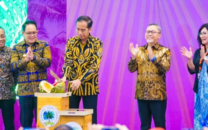 Pj Gubernur Jatim Adhy Karyono saat mendampingi presiden Joko Widodo membuka Cocotech 2024 di Ballroom Hotel Westin Surabaya, Senin (22/7) 