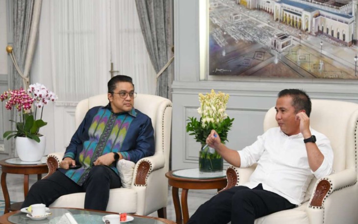 Pj Gubernur Jabar Bey Mahmudin saat menerima anggota Komisi II DPR RI Dede Yusuf di Gedung Pakuan, Bandung