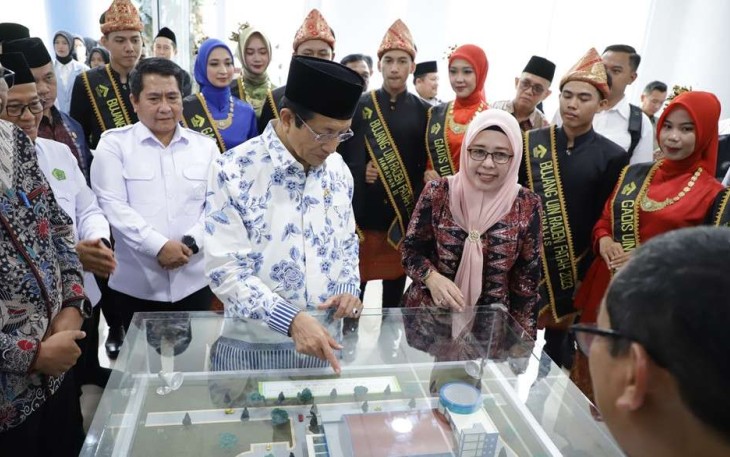 Menag Nasaruddin Umar saat menerima pemaparan maket gedung PPG UIN Rafah, Palembang, Selasa (3/12)