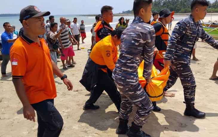 Prajurit TNI Angkatan Laut (TNI AL) dalam hal ini prajurit Pangkalan TNI AL (Lanal) Nias bersinergi dengan tim Search And Rescue (SAR) gabungan Nias Selatan berhasil mengevakuasi korban yang hilang kontak ketika sedang memancing dilaut di Perairan Pantai Arus Damai, Lagundri, Kabupaten Nias Selatan, Sumatera Utara, Senin (12/02)