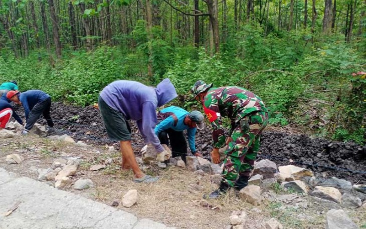 Babinsa Koramil Widodaren saat Aktif Laksanakan Gotong-Royong di Wilayah Binaannya 
