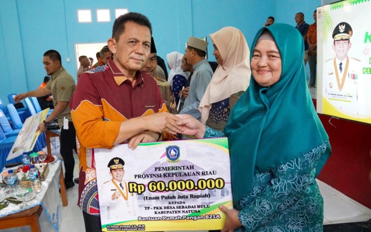 Gubernur Ansar Serahkan Bantuan Sebesar Rp 19,6 Miliar di Empat Kecamatan di Natuna
