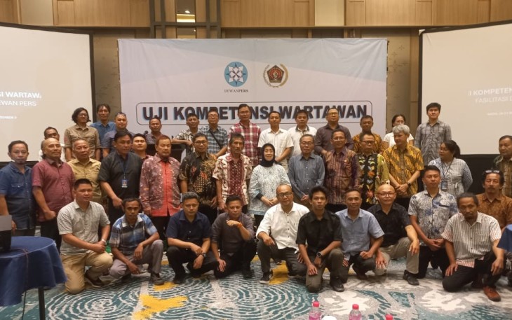 Foto Bersama Peserta dan Panitia Serta Penguji UKW