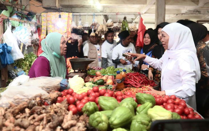 Calon Gubernur Jawa Timur Nomor 2 Khofifah Indar Parawansa blusukan ke Pasar Srimangunan Kabupaten Sampang, Jumat (27/9/2024)