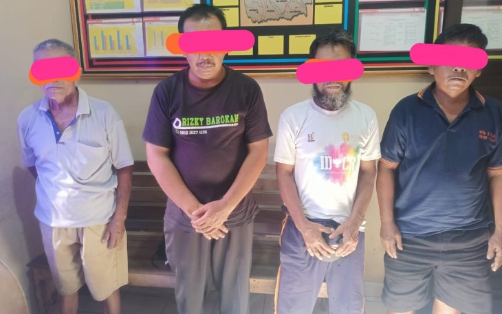 Empat pelaku judi kartu domino di Dusun Ngrombo, Desa Sringin, Kecamatan Jumantono, Kabupaten Karanganyar saat diamankan di kantor Polsek Jumantono, pada Senin (30/9/2024), sekira pukul 13.30 WIB.