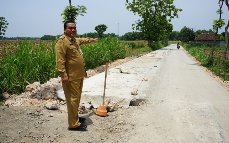 Arief Rohman saat meninjau pembangunan ruas jalan di wilayah kabupaten Blora